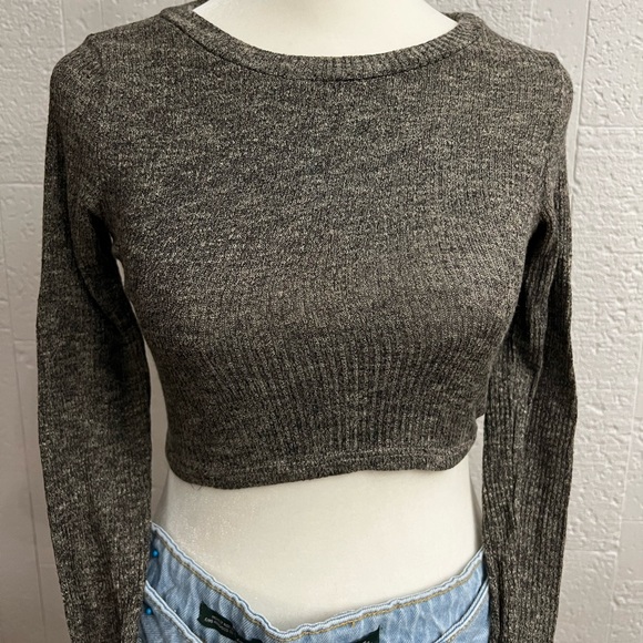 small crop top - Picture 3 of 6
